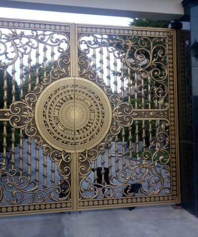 Mẫu cổng đúc nhôm cao cấp 06